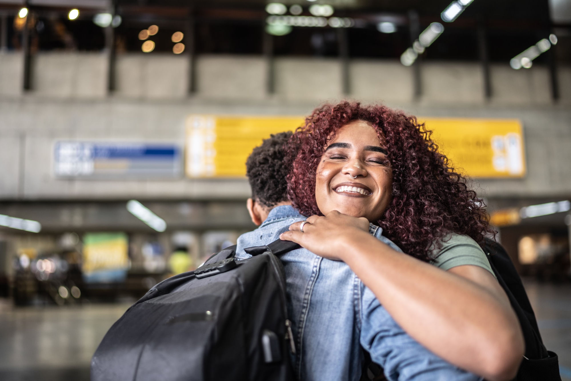 Persona recibiendo a un ser querido en el aeropuerto tras obtener su visa a Estados Unidos