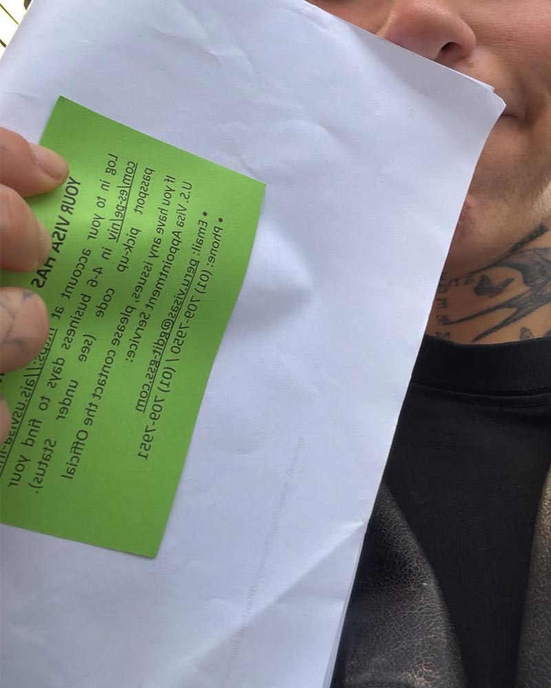 Persona mostrando la documentación recibida durante su proceso de visa